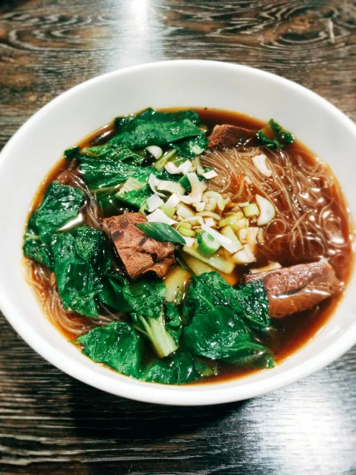 郷味 延南店 — 青菜と牛肉入りの汁麺
