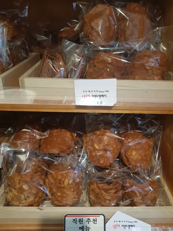 袋詰めの商品が並ぶ棚