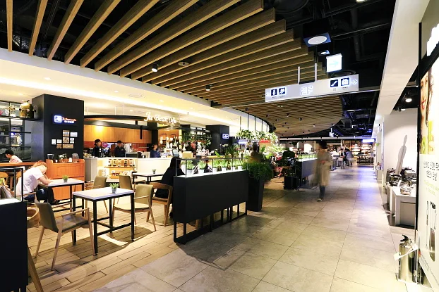 現代アウトレット 東大門店 — 木格子天井が続く館内通路