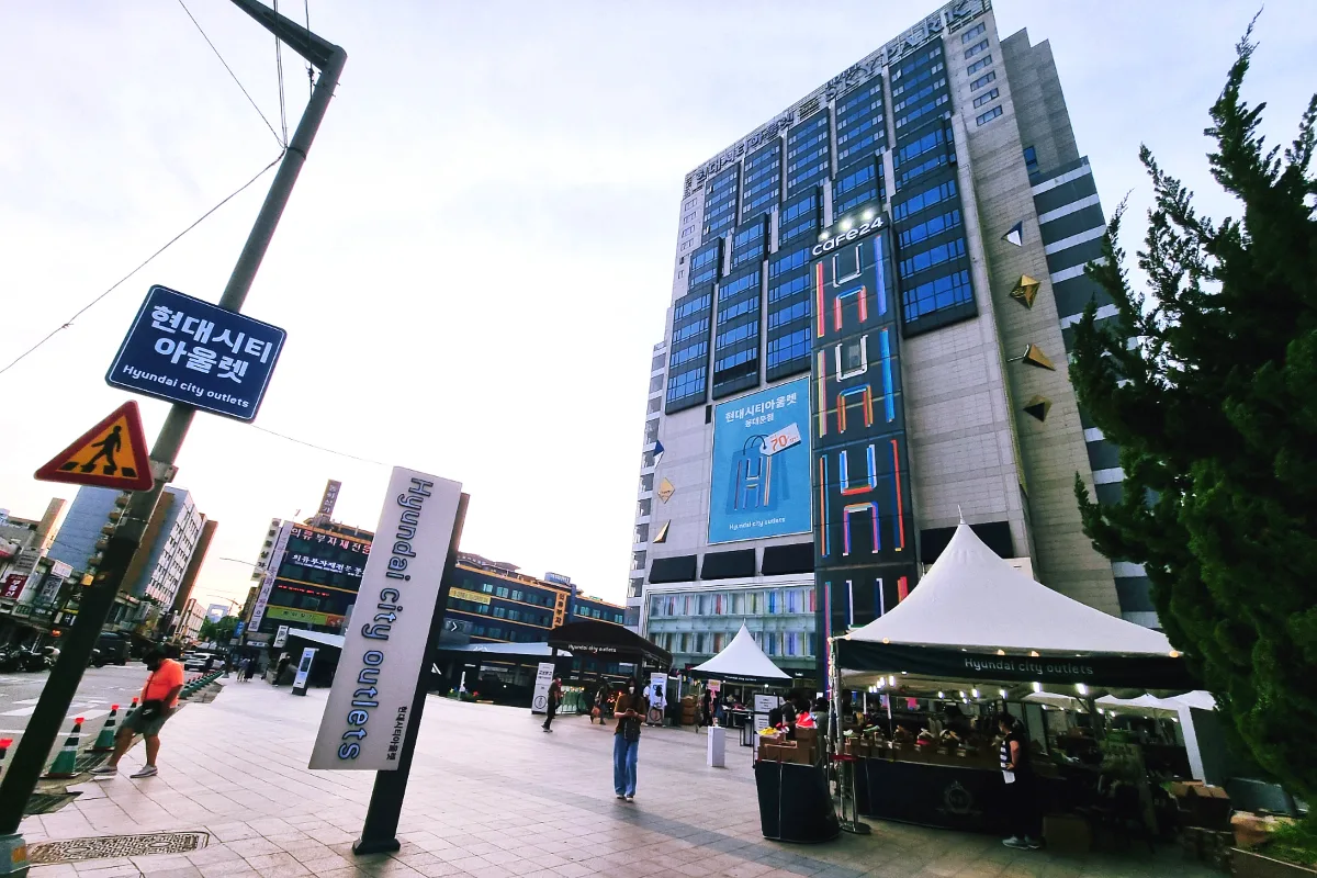 館名看板と高層の店舗棟