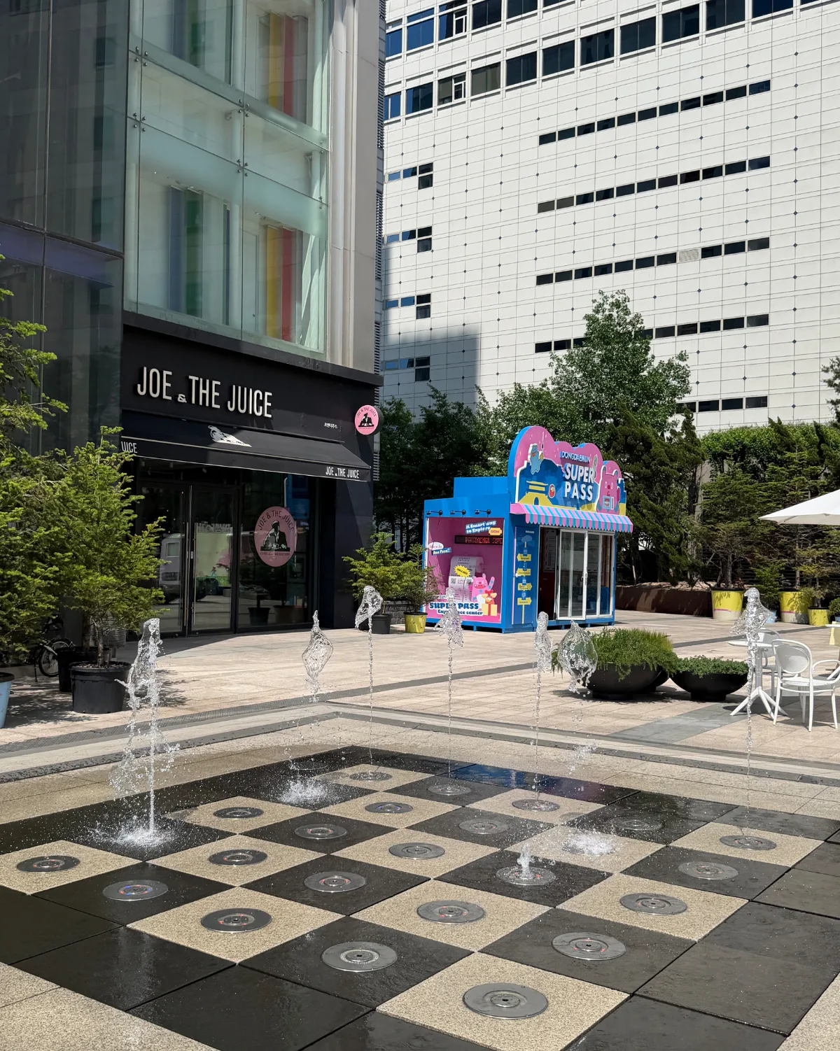 噴水広場とカラフルな売店