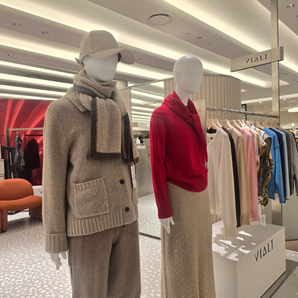 赤とベージュのニット展示