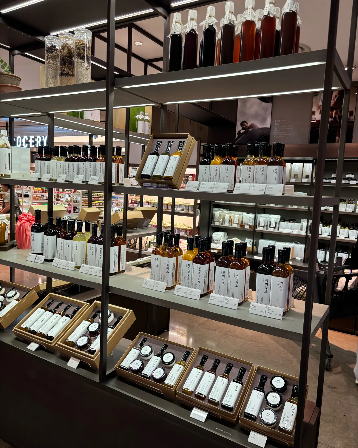 現代百貨店 貿易センター店 — 瓶入り調味料が並ぶ売場