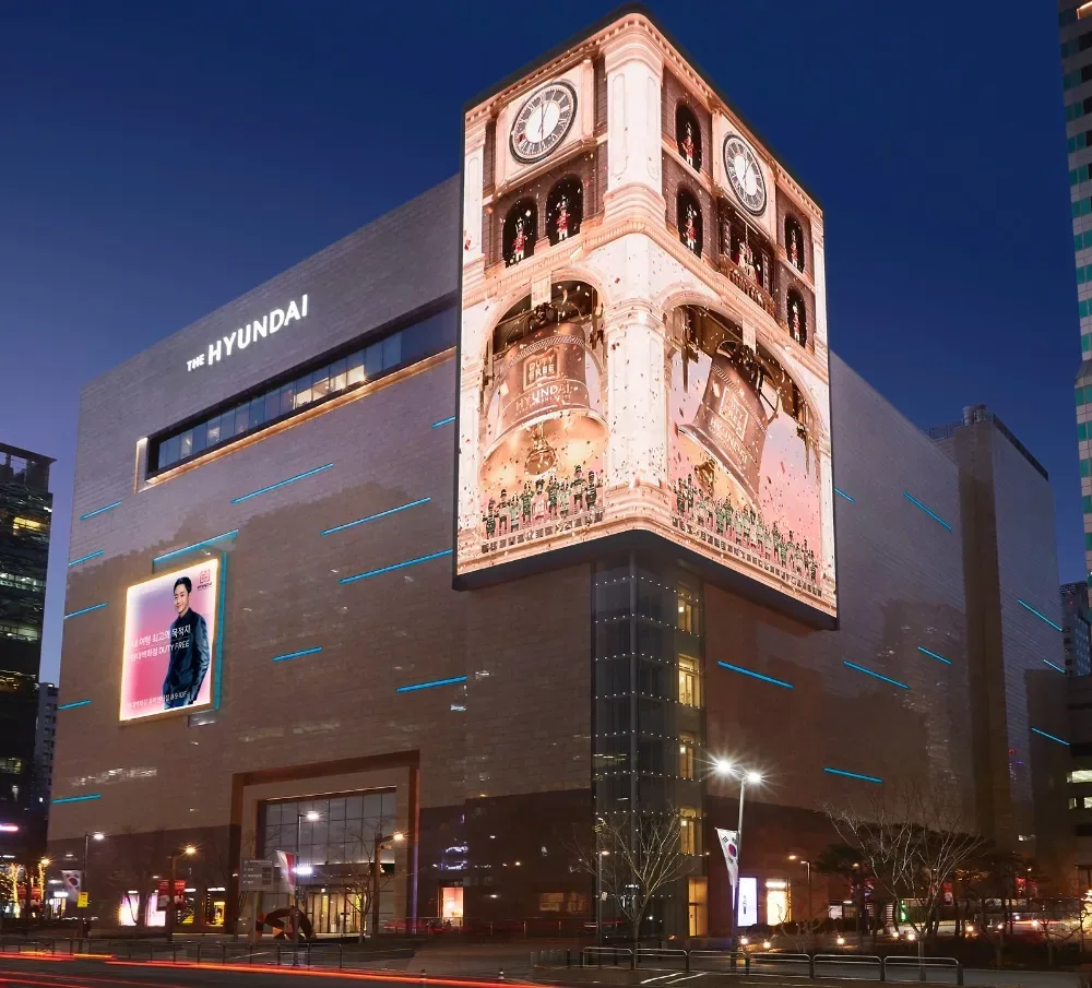 現代百貨店 貿易センター店 — 時計塔が輝く百貨店の夜景