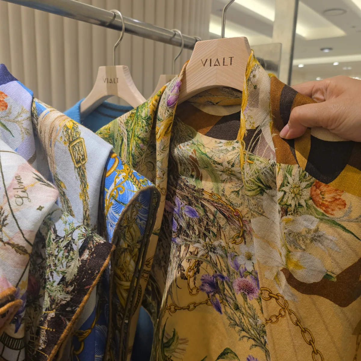 花柄のカシミヤウェア
