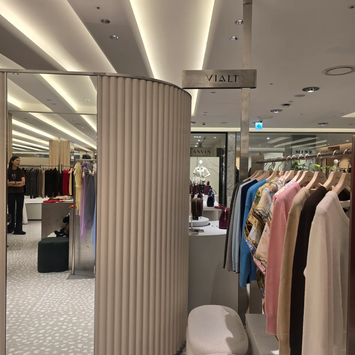 現代百貨店 貿易センター店 — 曲面壁とニットの売り場