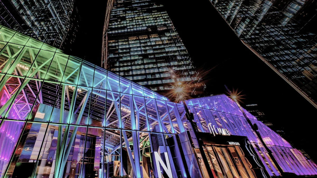 IFCモール — 紫色に輝くIFCモール夜景