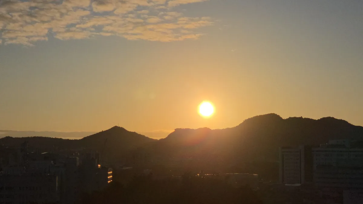 山並みに沈みゆく夕日