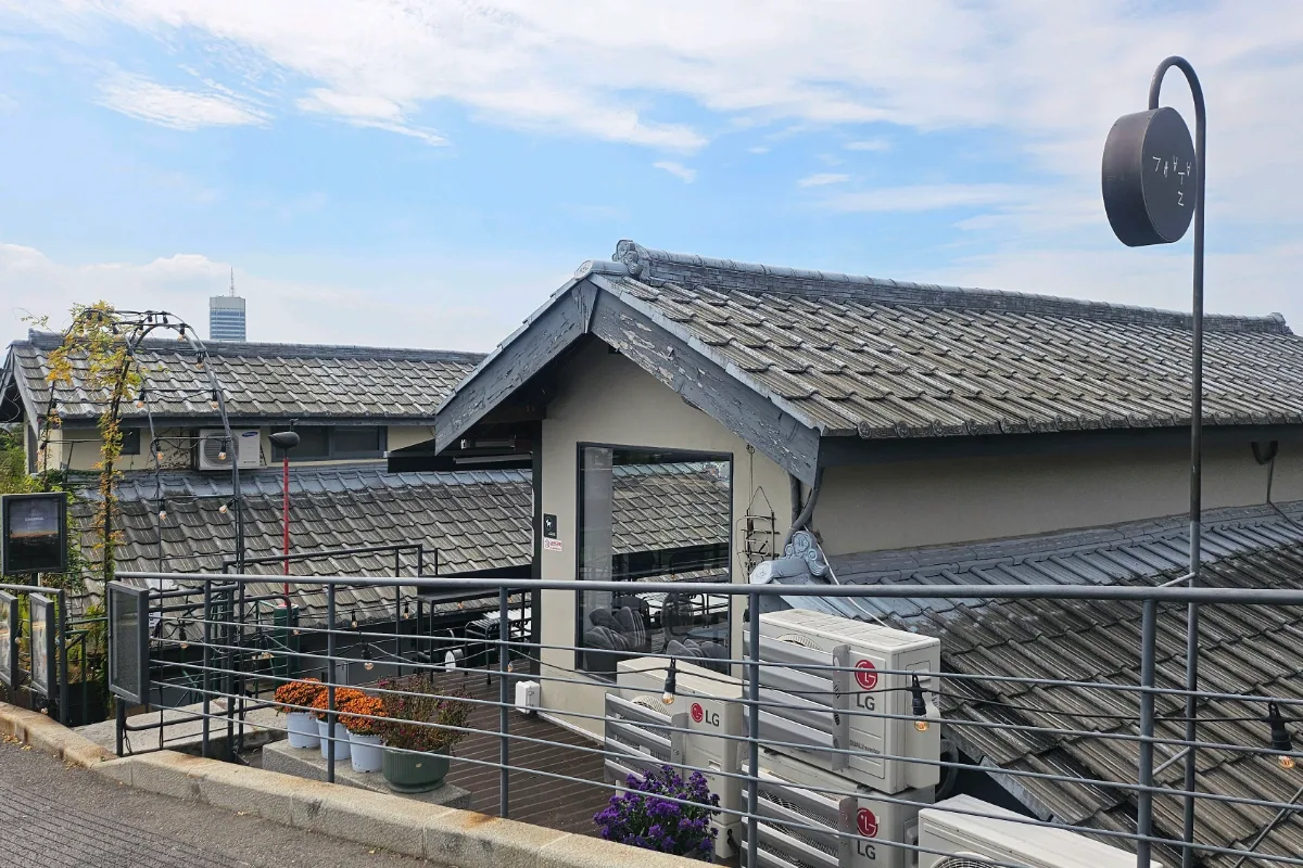 梨花村 — 瓦屋根と青空の眺め