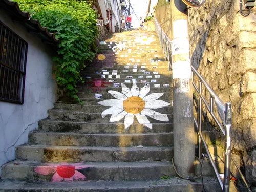 梨花村 — 花の絵が続く石段