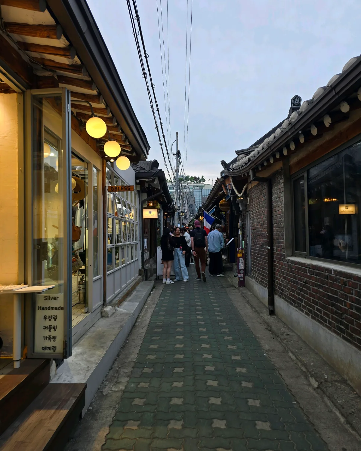 益善洞韓屋通り — 瓦屋根と煉瓦壁が続く路地