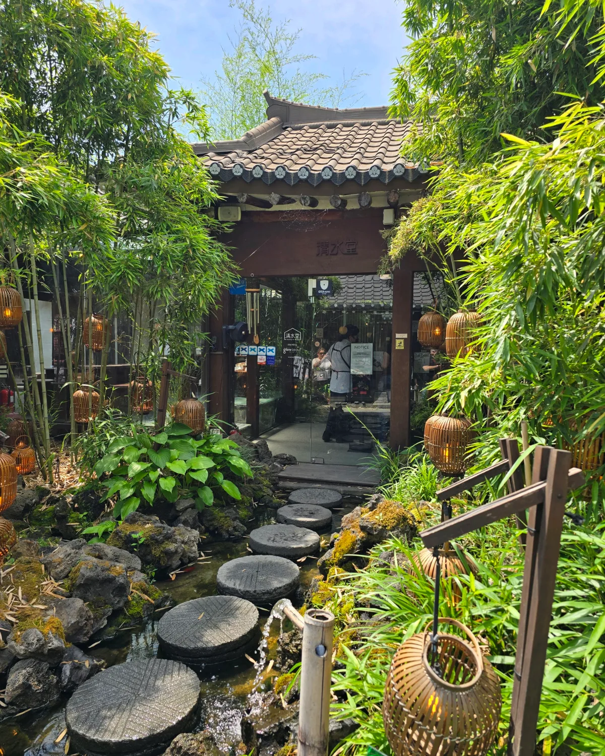 益善洞韓屋通り — 竹林と飛び石の韓屋店舗