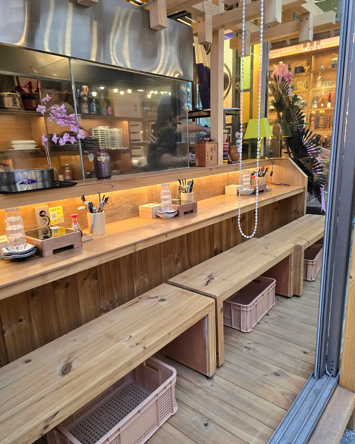 木製カウンターの飲食店
