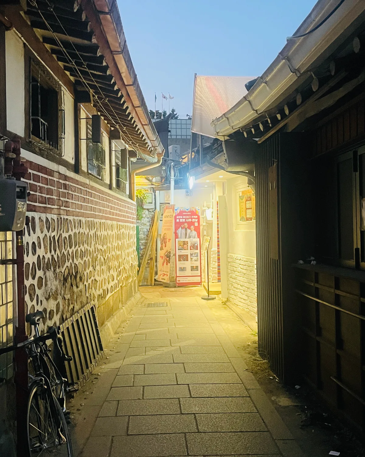 石壁と瓦屋根に挟まれた路地
