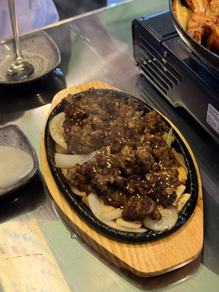益善ドン 本店 — 鉄板で湯気を上げる豚カルビ