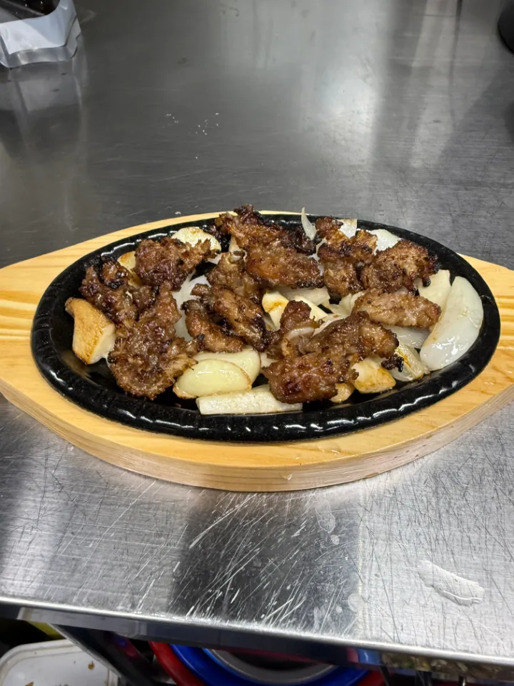 玉ねぎを添えた豚カルビ