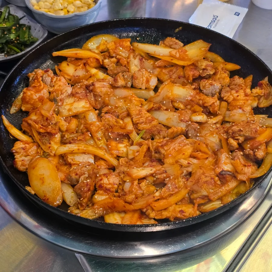 益善ドン 本店 — 豚肉とキムチの鉄板焼き