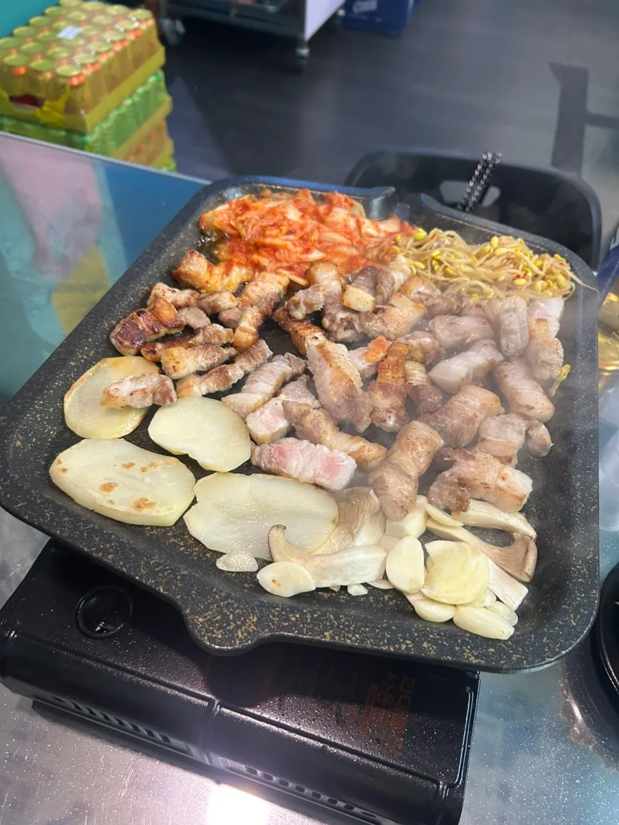 鉄板で焼く豚肉とキムチ