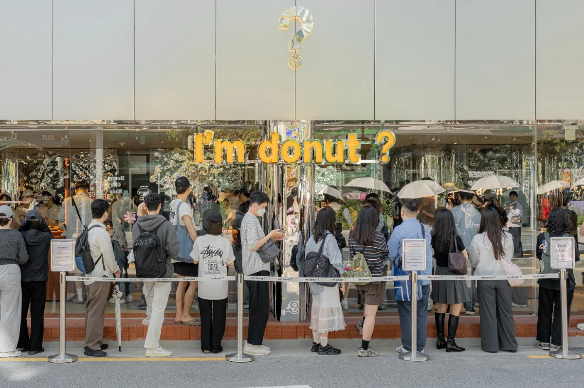 I’m donut? 聖水店 — 鏡面の店先に並ぶ長い行列
