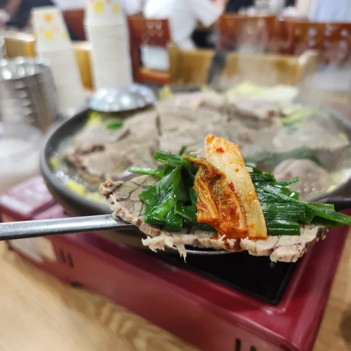 牛肉とニラをのせた匙