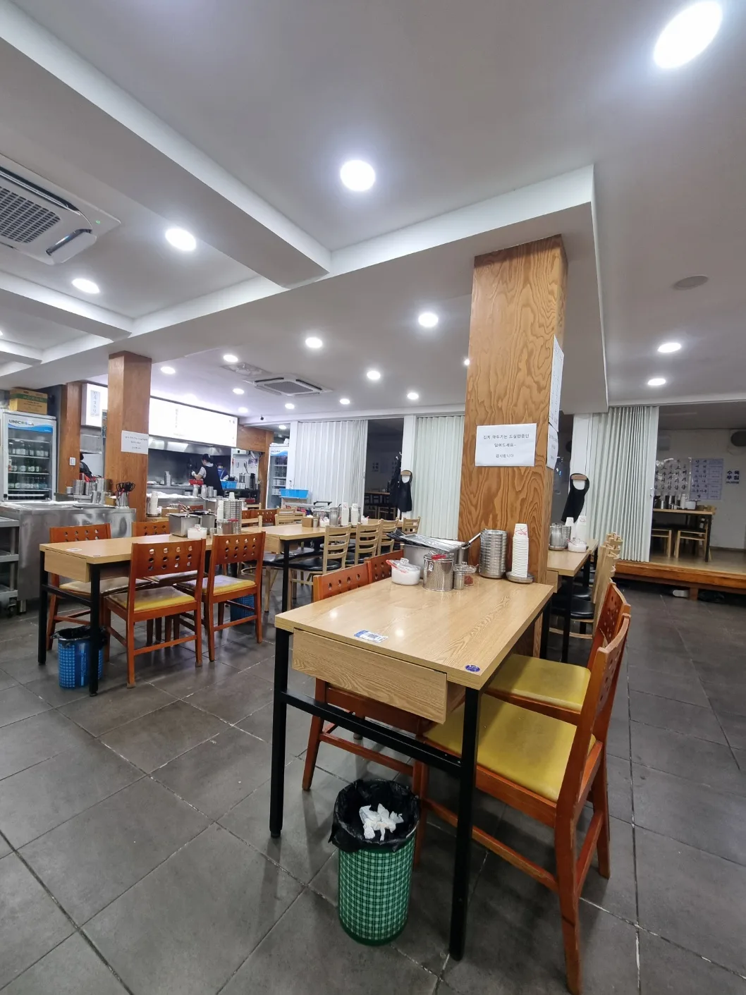 木柱と長卓が並ぶ明るい店内
