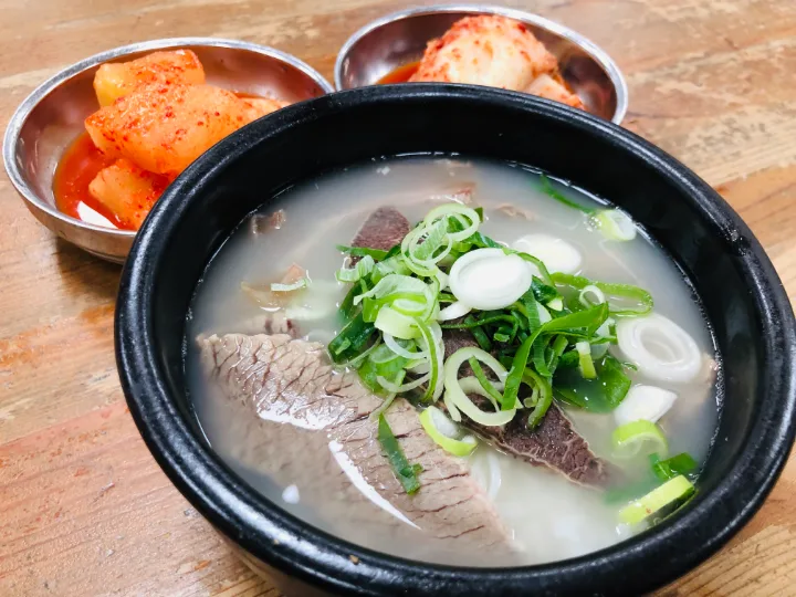 ねぎと牛肉をのせた白いスープ