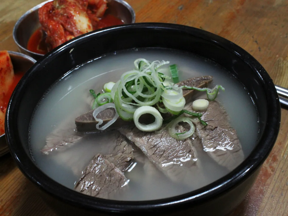 里門ソルロンタン — 白濁スープに浮かぶ牛肉とねぎ