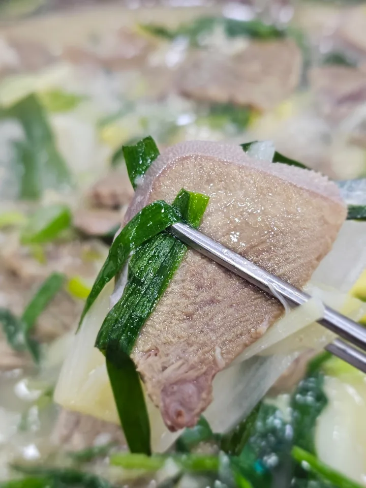 箸で持ち上げた牛肉とニラ
