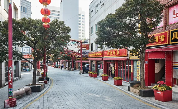 仁川チャイナタウン — 赤い提灯と中国風店舗の街並み