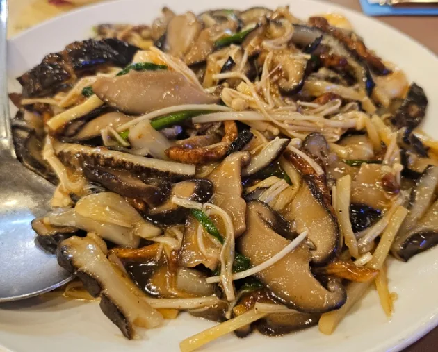 きのこともやしの炒め物