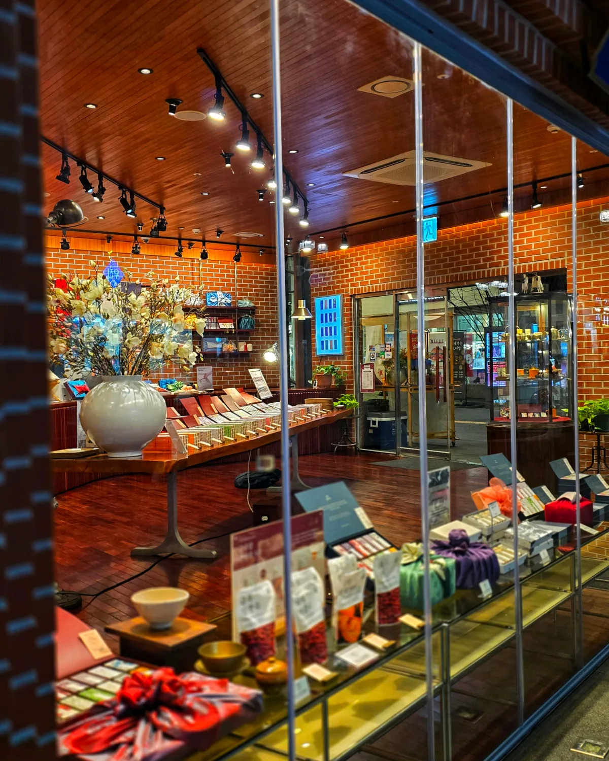 赤レンガの工芸品店