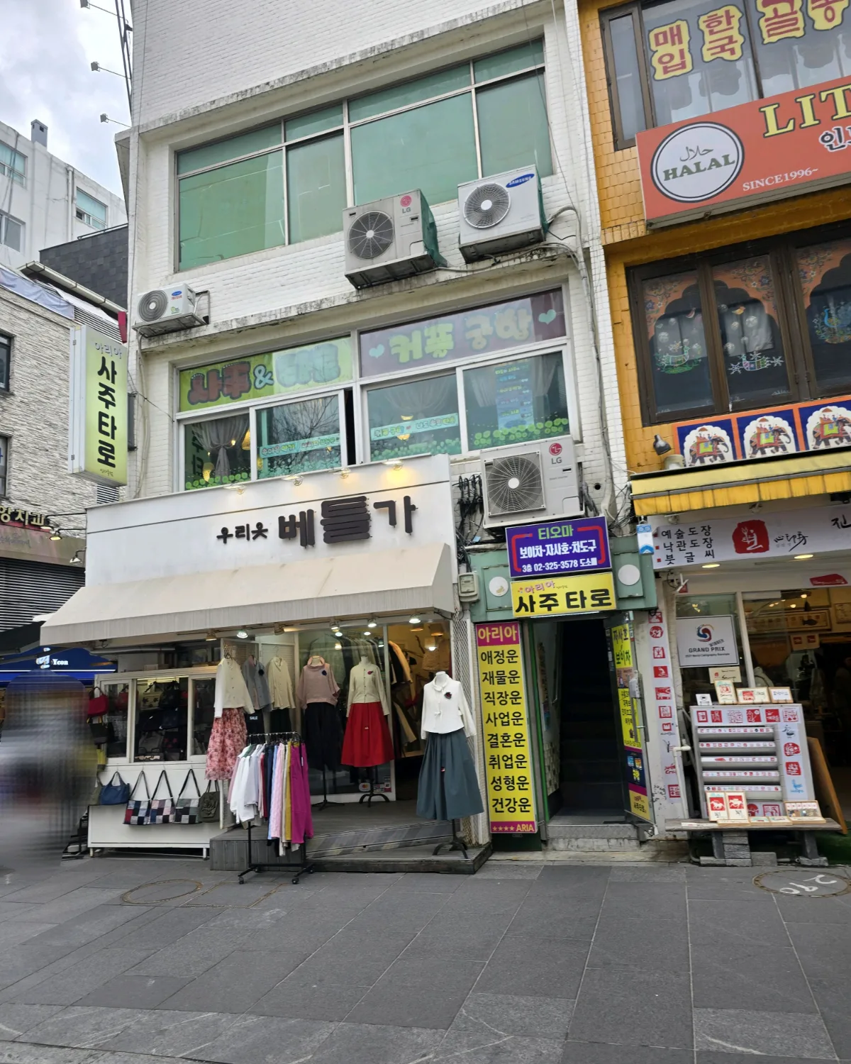 衣服と工芸店が並ぶ通り