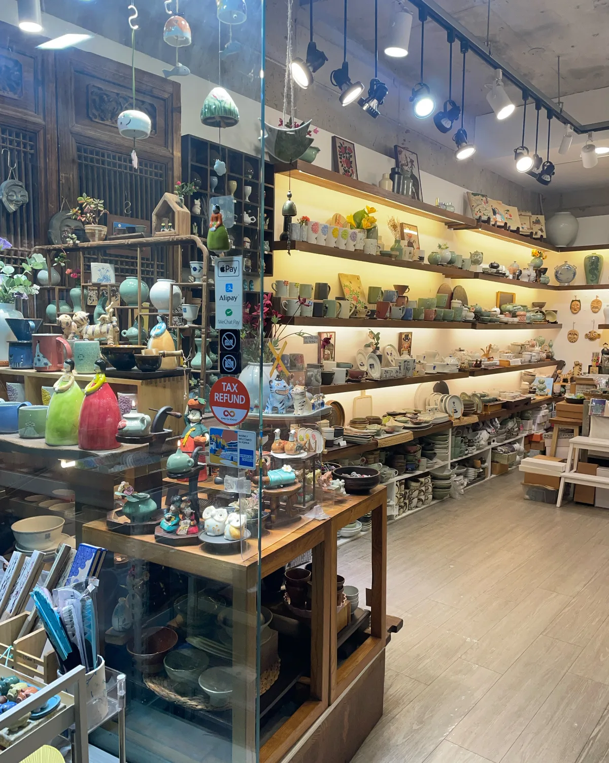 仁寺洞文化の通り — 陶器が並ぶ明るい店内