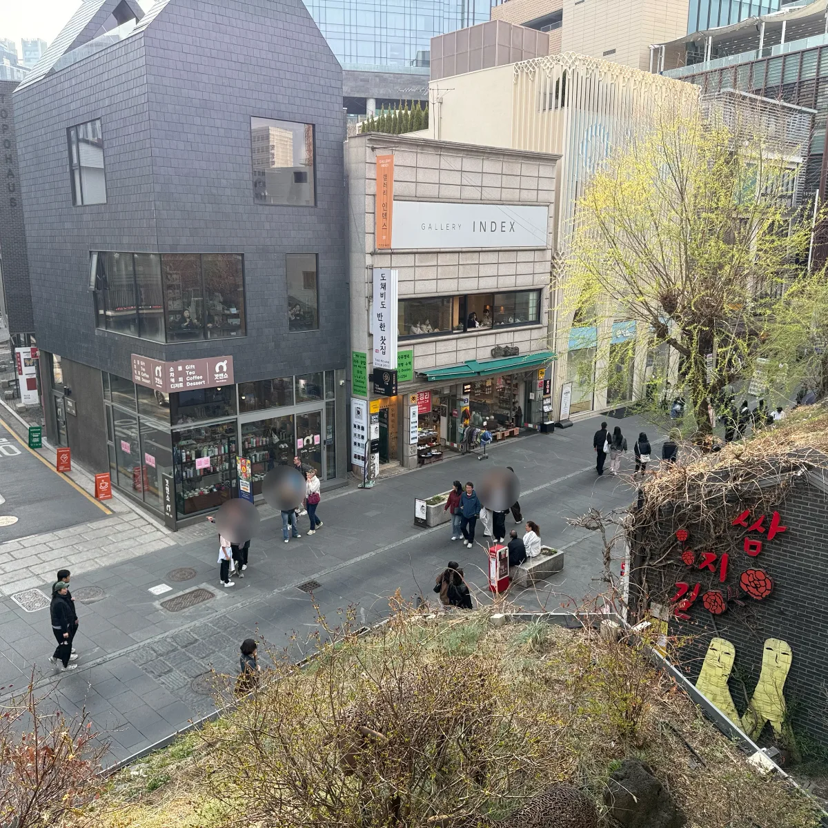 高台から望む画廊街