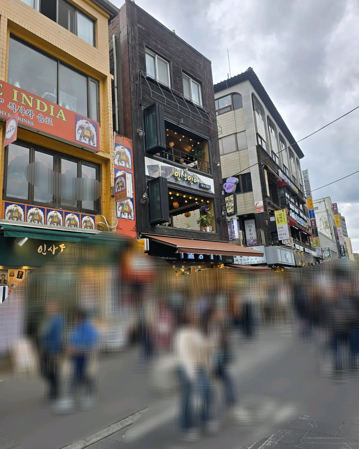仁寺洞文化の通り — 看板の連なる通りと人波