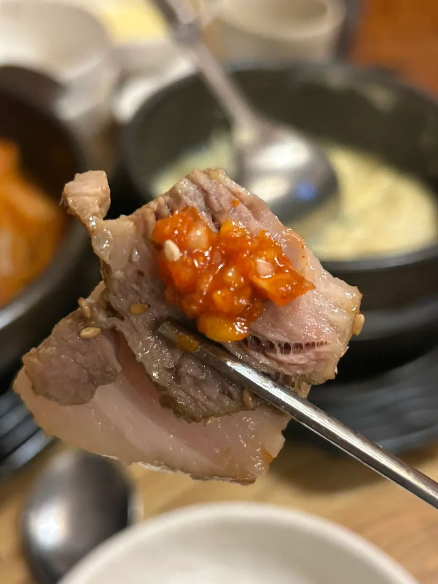 薬味をのせた豚肉のひと切れ