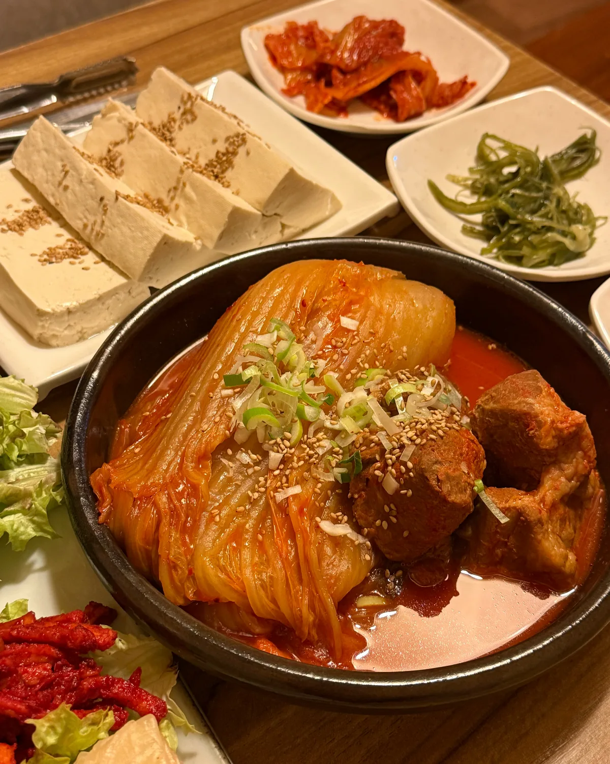 豚肉と豆腐が入った土鍋のキムチチム