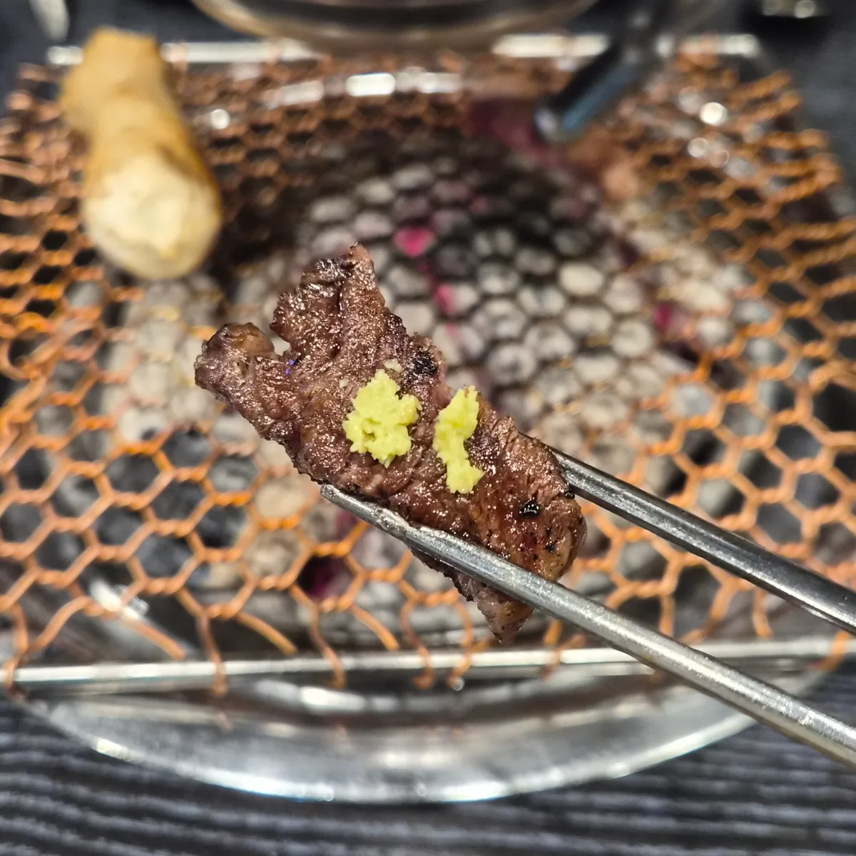 薬味をのせた焼き牛肉