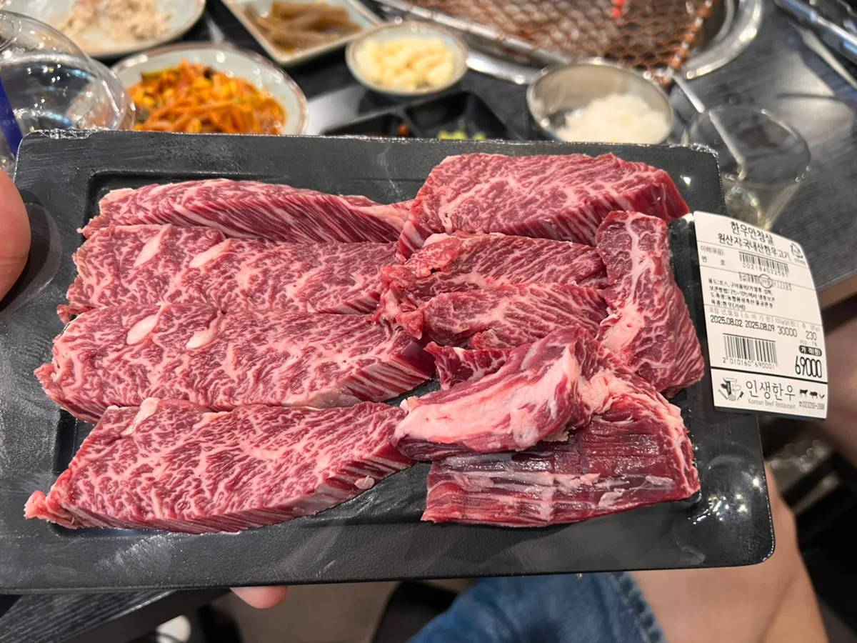 黒皿に盛った霜降り牛肉