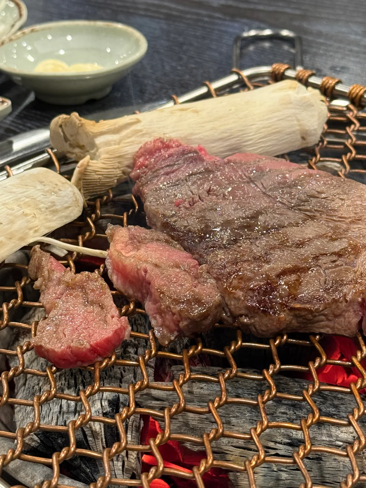 人生韓牛 — 炭火で焼く牛肉とエリンギ