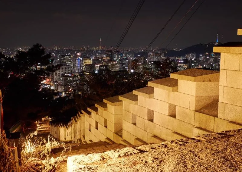城壁の石段から見た都心の夜景