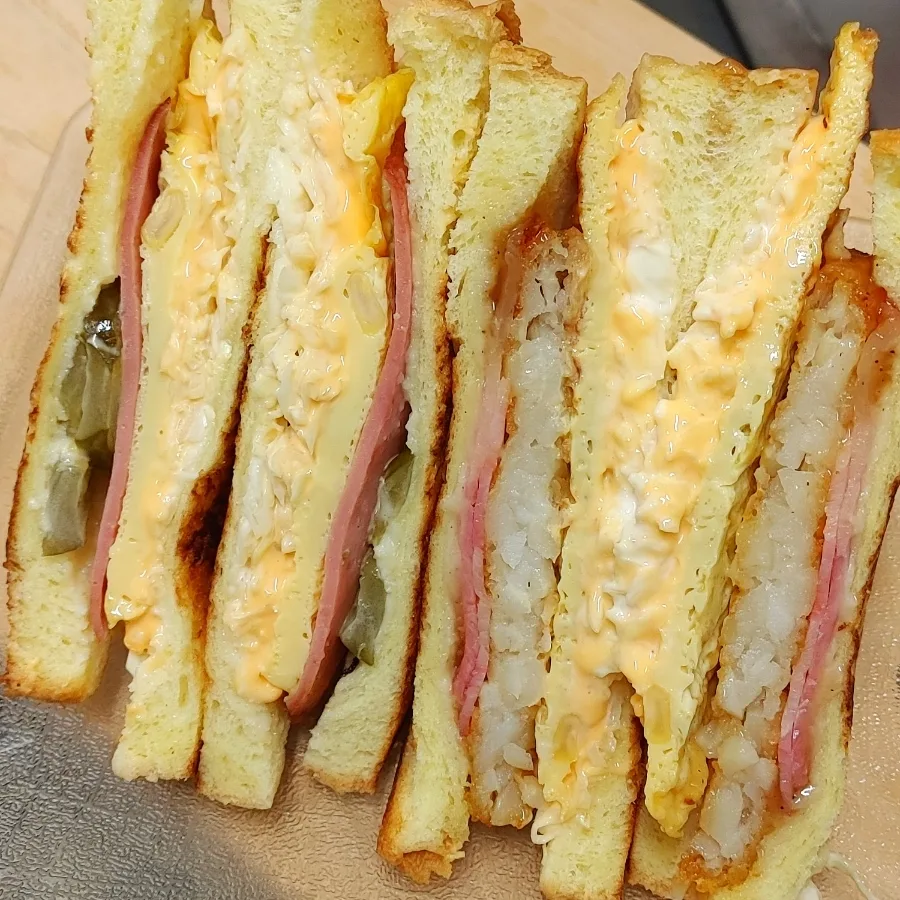 キャベツとハムを重ねたトーストの断面