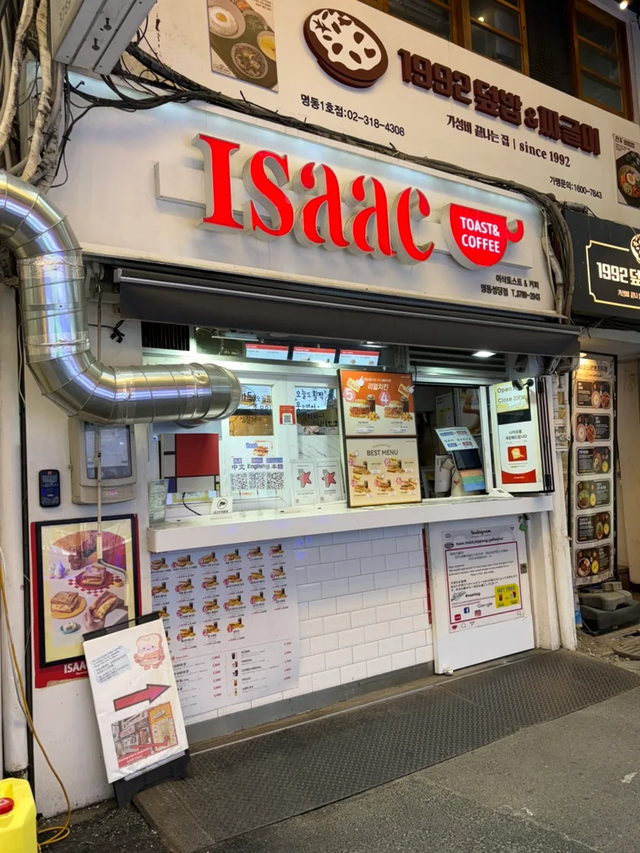 赤い看板の注文カウンター