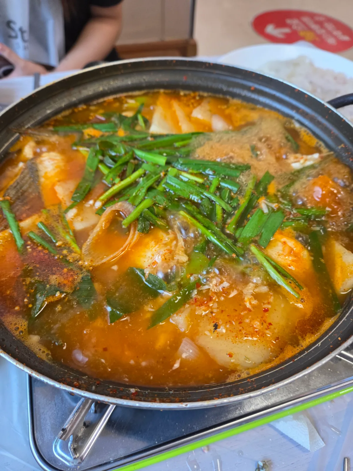 煮立つ魚介の赤い鍋