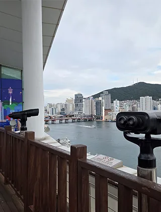展望双眼鏡と港沿いの街並み