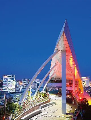 赤く輝く帆形の展望造形物