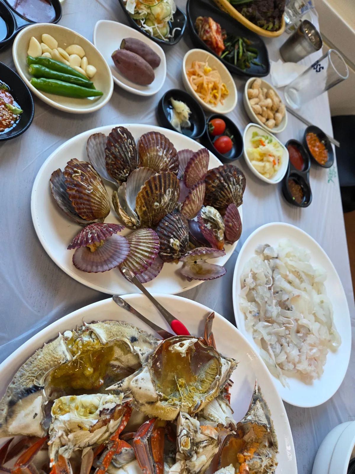 チャガルチ市場 — カニと貝と刺身が並ぶ食卓