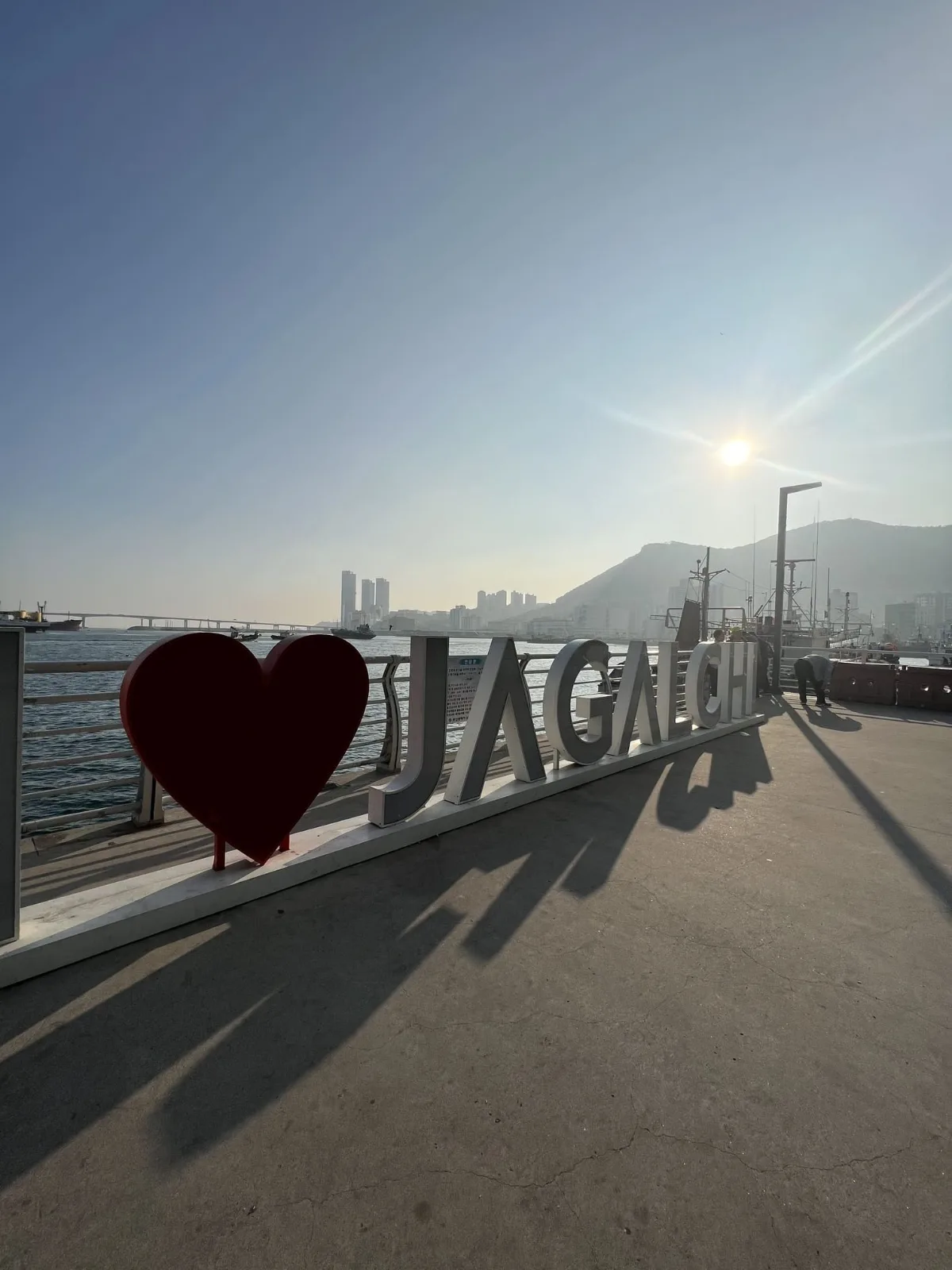 チャガルチ市場 — 海辺のJAGALCHI文字