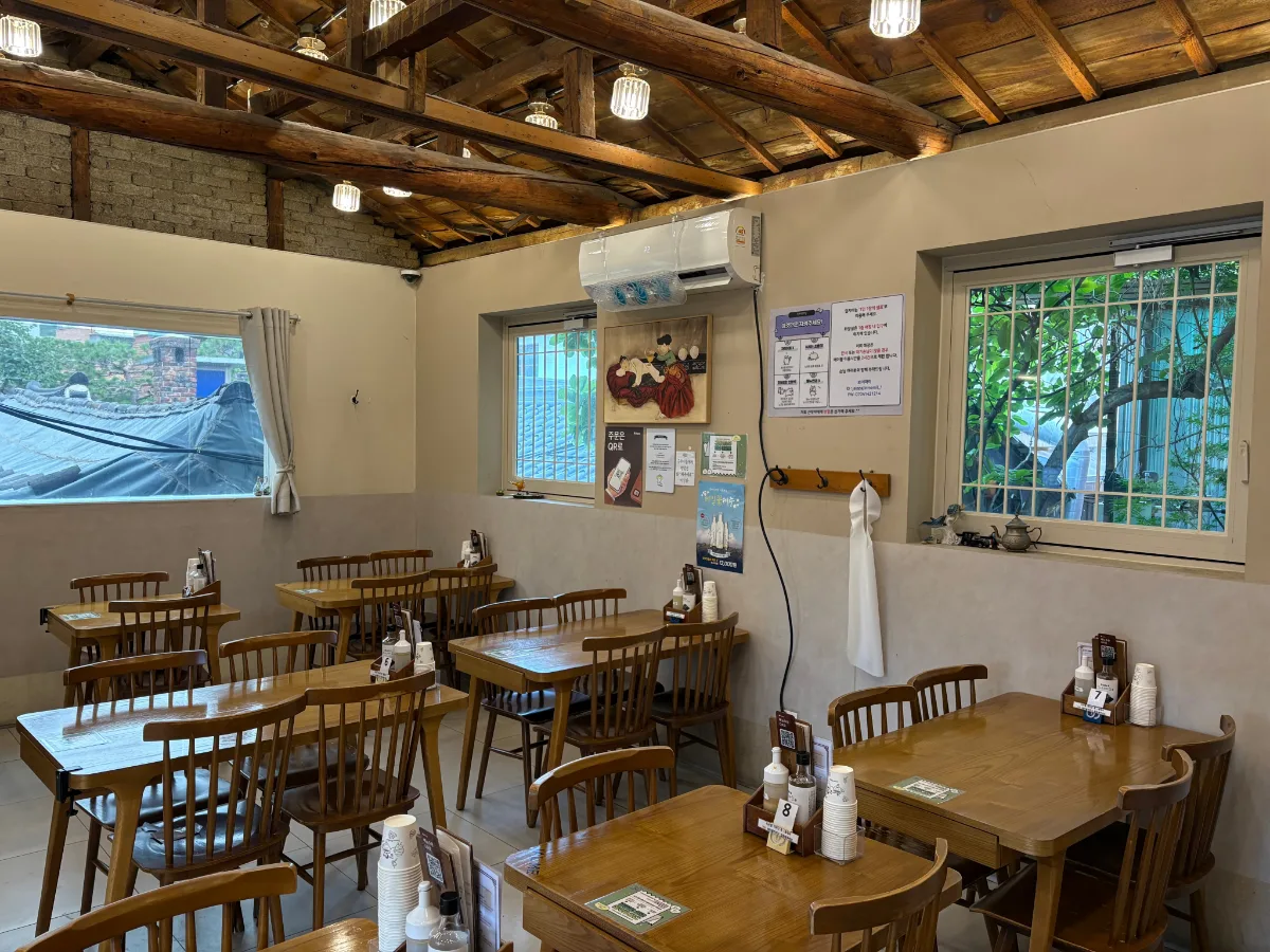 チャルパジンメミル 西村本店 — 木組みの天井と客席