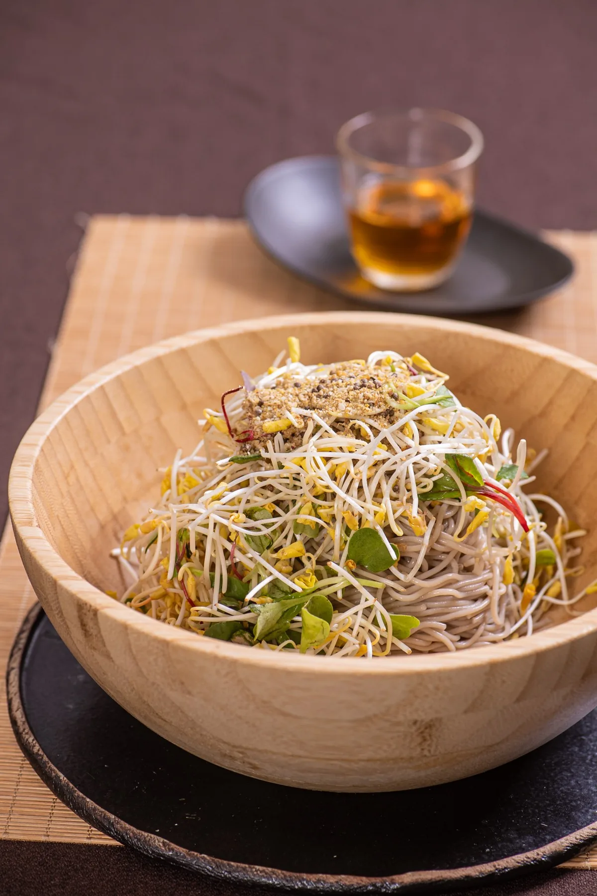 新芽を盛ったそば麺
